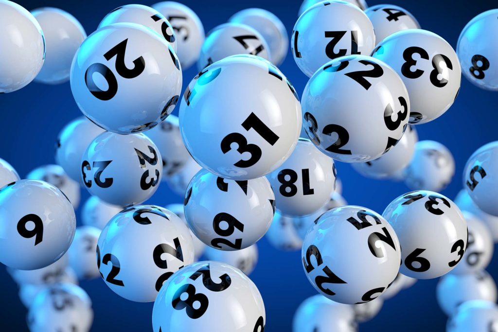 Lotto-Kugeln auf blauem Hintergrund